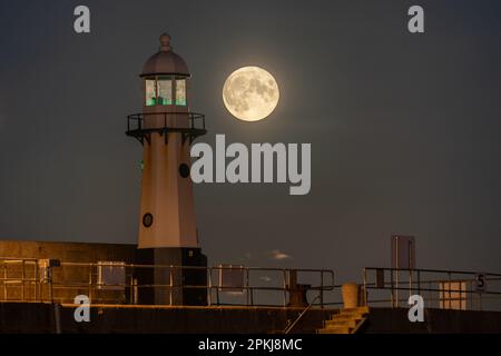 Pleine fin de lune de Smeatons Pier Banque D'Images