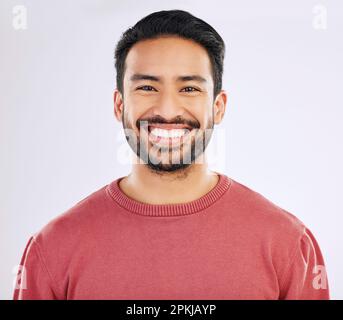 Heureux, beau et un portrait en tête d'un homme asiatique isolé sur un fond blanc en studio. Sourire, fierté et un type avec confiance, bonheur Banque D'Images