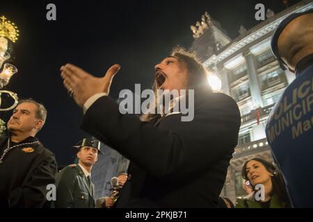 Dans la photo le chanteur José del Curro. La procession de Jesús de Medinaceli est l'une des plus profondément enracinée dans la capitale du Vendredi Saint, le jour le plus chargé de toute la semaine Sainte de Madrid, avec plus d'une douzaine de processions. Au cours de la visite, la procession de Jesús Nazareno de Medinaceli fait l'expérience d'un de ses moments de pointe chaque année à l'arrêt à l'Iglesia de las Calatravas, le lieu où le Seigneur de Madrid et la Virgen de la Soledad se rencontrent. À ce stade, au confluent de la Calle Alcalá et de la Calle Sevilla, le jeune cantaor de Madrid José del Curro a chanté une saeta. Crédit: Alberto SIB Banque D'Images