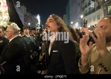 Dans la photo le chanteur José del Curro. La procession de Jesús de Medinaceli est l'une des plus profondément enracinée dans la capitale du Vendredi Saint, le jour le plus chargé de toute la semaine Sainte de Madrid, avec plus d'une douzaine de processions. Au cours de la visite, la procession de Jesús Nazareno de Medinaceli fait l'expérience d'un de ses moments de pointe chaque année à l'arrêt à l'Iglesia de las Calatravas, le lieu où le Seigneur de Madrid et la Virgen de la Soledad se rencontrent. À ce stade, au confluent de la Calle Alcalá et de la Calle Sevilla, le jeune cantaor de Madrid José del Curro a chanté une saeta. Crédit: Alberto SIB Banque D'Images