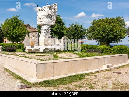 La fontaine monumentale (l'albero delle cannelle) en marbre blanc de Carrara de l'artiste Maurizio Masini situé dans la Piazzale Martini - San Gi Banque D'Images