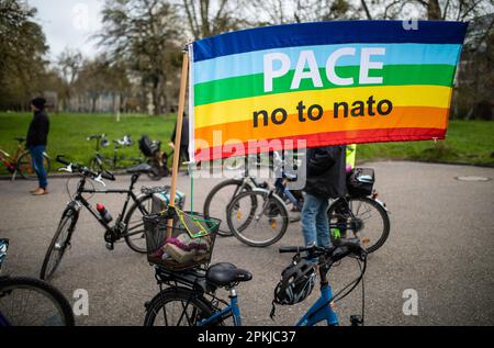 Stuttgart, Allemagne. 08th avril 2023. "Pace - no to OTAN" est écrit sur un drapeau lors d'un rassemblement de paix à la porte principale de l'EUCOM à la caserne de patchs de Vaihingen. En 2023 également, de nombreuses marches de Pâques ont eu lieu à travers l'Allemagne sous l'impression de la guerre de la Russie contre l'Ukraine. Credit: Christoph Schmidt/dpa/Alay Live News Banque D'Images