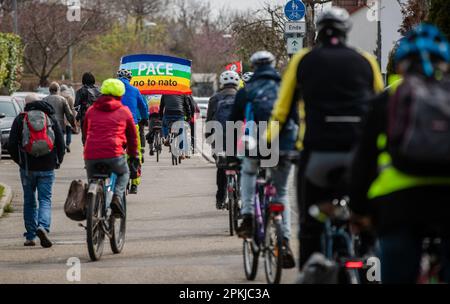 Stuttgart, Allemagne. 08th avril 2023. Les participants à un rassemblement de la paix participent à une démonstration de vélo et prennent la route depuis la porte principale de l'EUCOM, à la caserne de patchs de Vaihingen, en direction du centre-ville de Stuttgart. En 2023 également, de nombreuses marches de Pâques ont eu lieu à travers l'Allemagne sous l'impression de la guerre de la Russie contre l'Ukraine. Credit: Christoph Schmidt/dpa/Alay Live News Banque D'Images