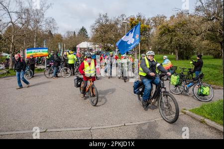 Stuttgart, Allemagne. 08th avril 2023. Les participants à un rallye de paix prennent leurs vélos depuis la porte principale de l'EUCOM à la caserne de patchwork de Vaihingen en direction du centre-ville de Stuttgart. En 2023 également, de nombreuses marches de Pâques ont eu lieu à travers l'Allemagne sous l'impression de la guerre de la Russie contre l'Ukraine. Credit: Christoph Schmidt/dpa/Alay Live News Banque D'Images