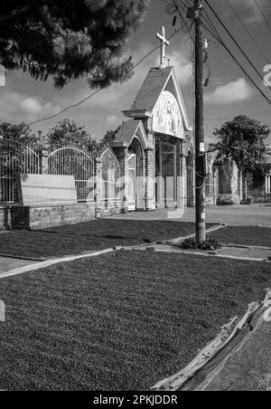 Des cerises fraîchement cueillies séchant sur le trottoir à l'extérieur de l'église catholique Hoang yen à Chu Prong, province de Gia Lai, Vietnam. Banque D'Images