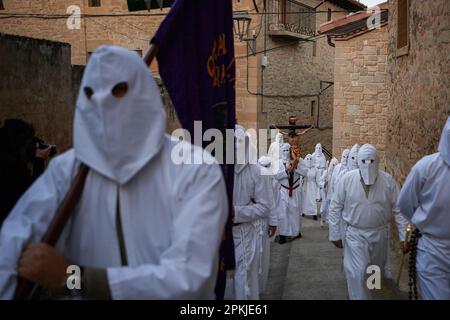 Pénitents de la fraternité de la 'Santa de la Vera Cruz', commencer la procession du Vendredi Saint, en visitant les rues de Torres del Río, Navarre, Espagne. La Fraternité de la 'Santa de la Vera Cruz' célèbre une procession caractéristique de la semaine Sainte à Torres del Río, Navarre, Espagne, dans laquelle les pénitents sont habillés en blanc, faisant une petite section du Camino de Santiago, Dans lequel ils portent une croix qu'un penitent brise le silence de la nuit en battant au son des traces, tandis que d'autres membres de la fraternité portent la Virgen de la Dolorosa. Banque D'Images