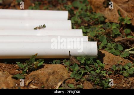 Jeu de tubes en PVC utilisés dans le boîtier des fils électriques conservés sur le site d'installation Banque D'Images