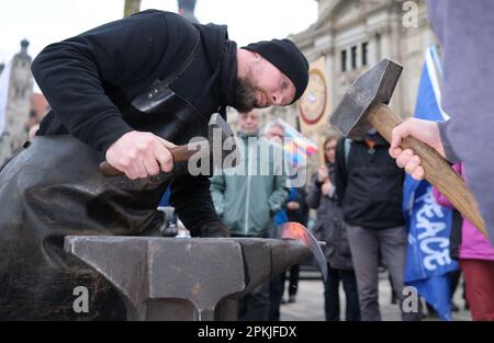 Leipzig, Allemagne. 08th avril 2023. Les forgerons symboliquement forment une épée en une plowshare sur la touche d'un rallye. Toujours en 2023, sous l'impression de la guerre de la Russie contre l'Ukraine, de nombreuses marches de Pâques ont eu lieu dans toute l'Allemagne. Credit: Sebastian Willnow/dpa/Alay Live News Banque D'Images