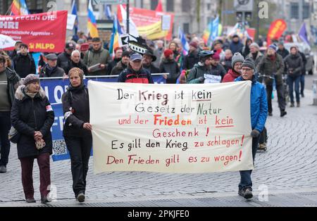 Leipzig, Allemagne. 08th avril 2023. Les participants d'une promenade de démonstration avec des drapeaux et des bannières, entre autres avec l'inscription «la guerre n'est pas une loi de la nature et la paix n'est pas un cadeau! Il est nécessaire de battre la guerre! Il est nécessaire d'oser la paix ! » par le centre-ville. Toujours en 2023, sous l'impression de la guerre de la Russie contre l'Ukraine, de nombreuses marches de Pâques ont eu lieu dans toute l'Allemagne. Credit: Sebastian Willnow/dpa/Alay Live News Banque D'Images