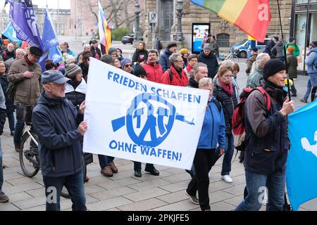 Leipzig, Allemagne. 08th avril 2023. Les participants d'une démonstration de marche dans le centre-ville avec des drapeaux et des bannières lisant "Créer la paix sans armes". Toujours en 2023, sous l'impression de la guerre de la Russie contre l'Ukraine, de nombreuses marches de Pâques ont eu lieu dans toute l'Allemagne. Credit: Sebastian Willnow/dpa/Alay Live News Banque D'Images