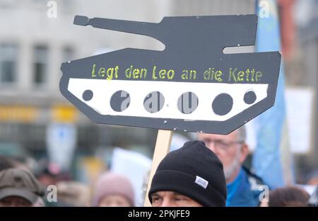 Leipzig, Allemagne. 08th avril 2023. Un participant à une démonstration tient un panneau avec l'inscription 'mettre le Lion sur la chaîne'. Toujours en 2023, sous l'impression de la guerre de la Russie contre l'Ukraine, de nombreuses marches de Pâques ont eu lieu dans toute l'Allemagne. Credit: Sebastian Willnow/dpa/Alay Live News Banque D'Images