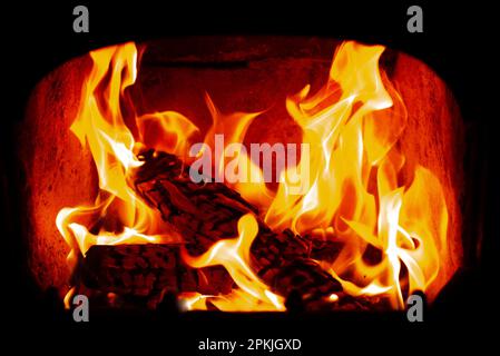 Flamme de bois en bois brûlent à l'intérieur du poêle Banque D'Images