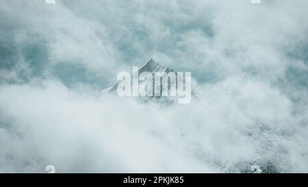 Dans les nuages la montagne Banque D'Images