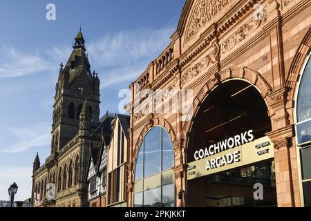 L'entrée rénovée de la Coachworks Arcade dans l'ancien bâtiment de la bibliothèque qui fait partie du développement Northgate dans le centre-ville de Chester Banque D'Images