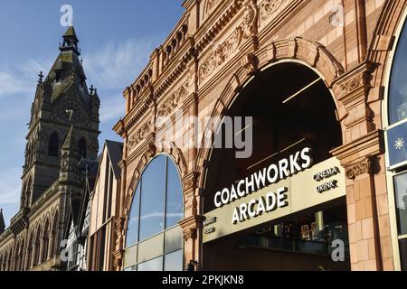 L'entrée rénovée de l'arcade Coachworks dans l'ancien bâtiment de bibliothèque qui fait partie du développement Northgate dans le centre-ville U de Chester Banque D'Images