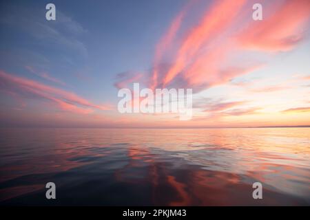 Coucher de soleil sur la baie de Lyme vue d'un chalutier. Lyme Bay Dorset Angleterre GB Banque D'Images