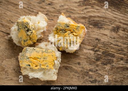 Shepherds Purse Harrogate fromage bleu sur pain croustillant. Angleterre GB Banque D'Images
