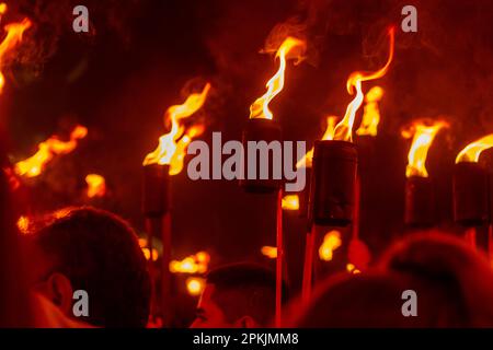 Goias, Goias, Brésil – 06 avril 2023 : détail des torches avec feu dans la procession du Fogareu, qui a lieu chaque année dans la ville de Goiás. Banque D'Images