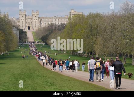 Les gens marchent le long de la longue promenade à Windsor, Berkshire. Date de la photo: Samedi 8 avril 2023. Banque D'Images