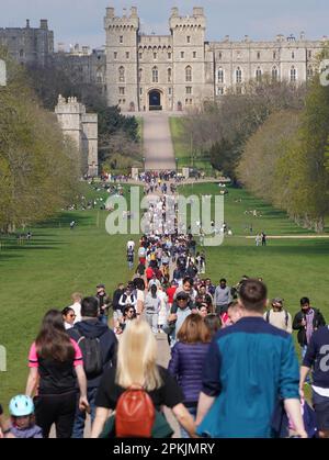 Les gens marchent le long de la longue promenade à Windsor, Berkshire. Date de la photo: Samedi 8 avril 2023. Banque D'Images