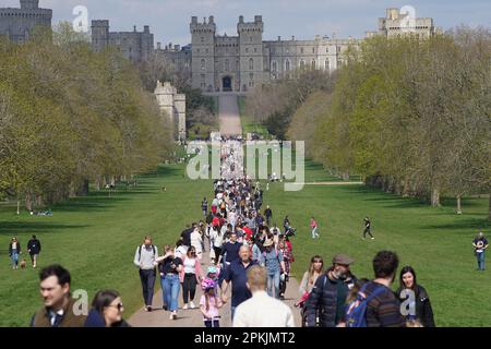 Les gens marchent le long de la longue promenade à Windsor, Berkshire. Date de la photo: Samedi 8 avril 2023. Banque D'Images