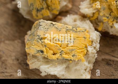 Shepherds Purse Harrogate fromage bleu sur pain croustillant. Angleterre GB Banque D'Images