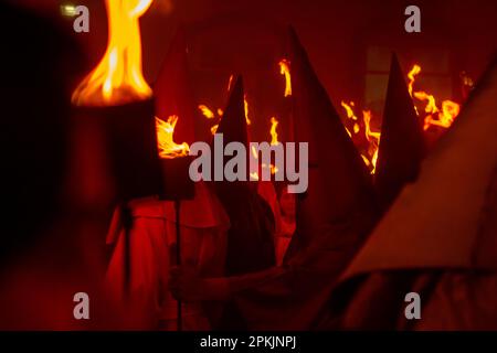 Goias, Goias, Brésil – 06 avril 2023: Plusieurs farricocos avec des torches de feu pendant la procession du Fogareu, un festival religieux. Banque D'Images