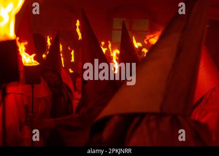 Goias, Goias, Brésil – 06 avril 2023: Plusieurs farricocos avec des torches de feu pendant la procession du Fogareu, un festival religieux. Banque D'Images