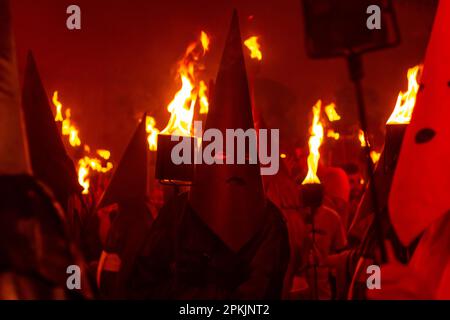 Goias, Goias, Brésil – 06 avril 2023: Plusieurs farricocos avec des torches de feu pendant la procession du Fogareu, un festival religieux. Banque D'Images