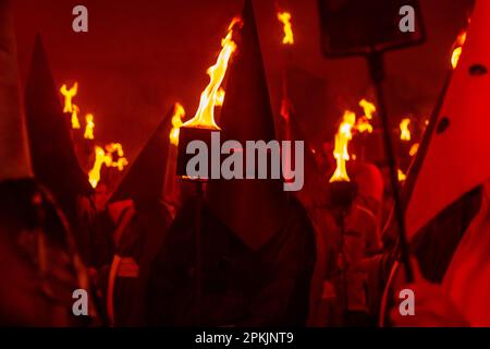 Goias, Goias, Brésil – 06 avril 2023: Plusieurs farricocos avec des torches de feu pendant la procession du Fogareu, un festival religieux. Banque D'Images