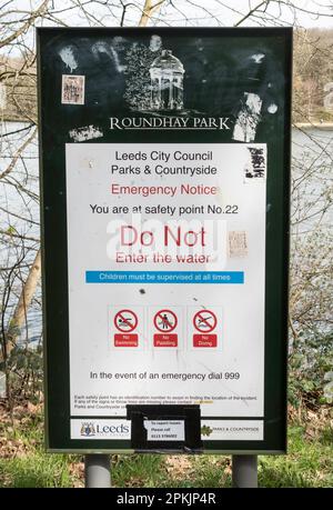 Panneau ne pas entrer dans l'eau à Roundhay Park, Leeds, Yorkshire, Angleterre, Royaume-Uni Banque D'Images