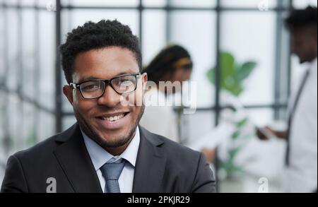 Prise de vue d'un jeune homme noir plein de confiance regardant l'appareil photo. Banque D'Images