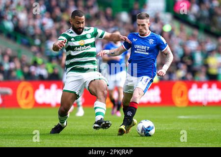 Cameron carter-Vickers (à gauche) du Celtic et Ryan Kent des Rangers se battent pour le ballon lors du match cinch Premiership au Celtic Park, Glasgow. Date de la photo: Samedi 8 avril 2023. Banque D'Images