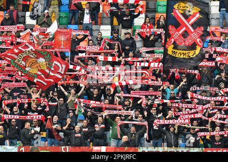 AC Monza Supporters pendant le championnat italien Serie Un match de football entre Udinese Calcio et AC Monza sur 8 avril 2023 au Stadio Friuli à Udine, Italie - photo Luca Rossini / E-Mage crédit: Luca Rossini / E-Mage / Alamy Live News Banque D'Images