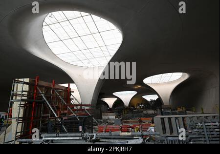 Stuttgart, Allemagne. 08th avril 2023. Sur le chantier de construction de la nouvelle station de métro de Stuttgart, les visiteurs peuvent admirer le cadre de la nouvelle station lors de l'ouverture des journées portes ouvertes du chantier de construction. Près de 20 kiosques d'information de Deutsche Bahn ainsi que les partenaires du projet fournissent des réponses à leurs domaines d'expertise respectifs. Credit: Bernd Weißbrod/dpa/Alay Live News Banque D'Images