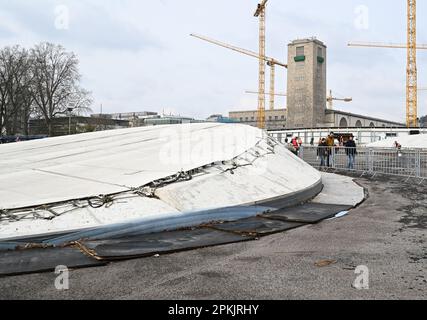 Stuttgart, Allemagne. 08th avril 2023. Sur le site de construction de la nouvelle station de métro de Stuttgart, les visiteurs peuvent admirer le toit de la station lors de l'ouverture des journées portes ouvertes. Près de 20 kiosques d'information de Deutsche Bahn ainsi que les partenaires du projet fournissent des réponses à leurs domaines d'expertise respectifs. Credit: Bernd Weißbrod/dpa/Alay Live News Banque D'Images