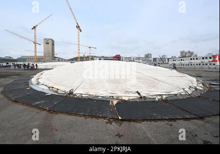 Stuttgart, Allemagne. 08th avril 2023. Sur le site de construction de la nouvelle station de métro de Stuttgart, les visiteurs peuvent admirer le toit de la station lors de l'ouverture des journées portes ouvertes. Près de 20 kiosques d'information de Deutsche Bahn ainsi que les partenaires du projet fournissent des réponses à leurs domaines d'expertise respectifs. Credit: Bernd Weißbrod/dpa/Alay Live News Banque D'Images