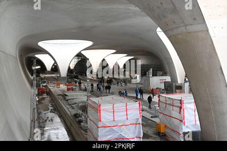Stuttgart, Allemagne. 08th avril 2023. Sur le chantier de construction de la nouvelle station de métro de Stuttgart, les visiteurs peuvent admirer le cadre de la nouvelle station lors de l'ouverture des journées portes ouvertes du chantier de construction. Près de 20 kiosques d'information de Deutsche Bahn ainsi que les partenaires du projet fournissent des réponses à leurs domaines d'expertise respectifs. Credit: Bernd Weißbrod/dpa/Alay Live News Banque D'Images