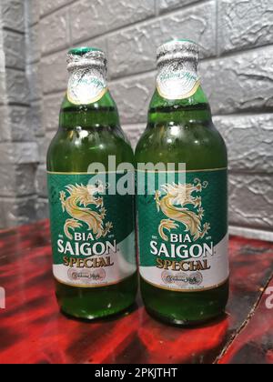 27 février 2023, Vietnam, Hanoï : deux bouteilles de bière de marque Saigon sont sur une table. Photo : Alexandra Schuler/dpa Banque D'Images