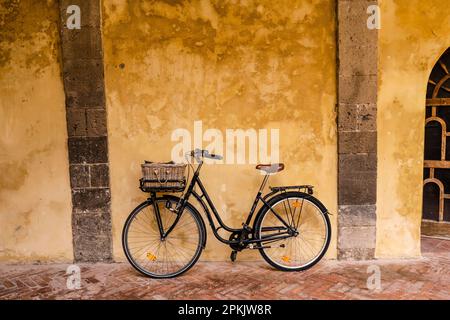 Un vélo appuyé contre le mur à l'intérieur du cloître Saint François à Sorrente, Italie Banque D'Images