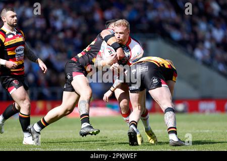 Leigh Leopards Oliver Holmes est attaqué pendant le match de la Super League au Leigh Sports Village. Date de la photo: Samedi 8 avril 2023. Banque D'Images