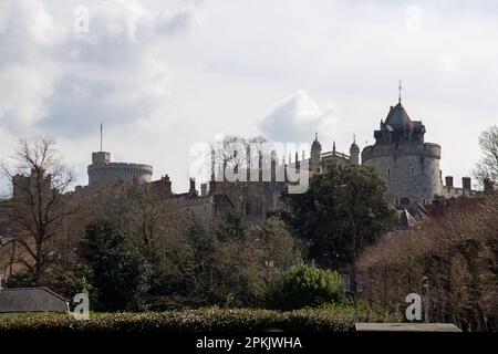 Windsor, Berkshire, Royaume-Uni. 8th avril 2023. Château de Windsor. C'était une belle journée chaude et ensoleillée aujourd'hui à Windsor. La ville était très fréquentée par les visiteurs et les gens du coin. Crédit : Maureen McLean/Alay Live News Banque D'Images