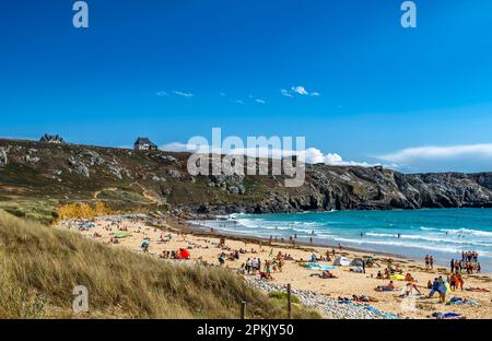 PLAGE PLAGE DE PEN HAT À CAMARET-SUR-mer, France - 24 août 2022: Personnes à la plage Plage de Pen Hat à Camaret sur Mer à Finistère Côte Atlantique I Banque D'Images