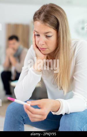 une fille affolée attend le résultat du test de grossesse en pensant à l'avenir Banque D'Images