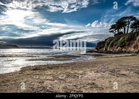 Plage Plage du RIS à la ville de Douarnenez sur la côte Atlantique du Finistère en Bretagne, France Banque D'Images