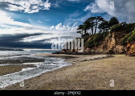 Plage Plage du RIS à la ville de Douarnenez sur la côte Atlantique du Finistère en Bretagne, France Banque D'Images