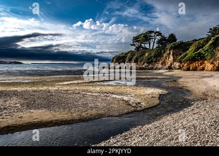 Plage Plage du RIS à la ville de Douarnenez sur la côte Atlantique du Finistère en Bretagne, France Banque D'Images