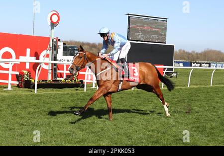 Silky Wilkie, criblé de jockey Clifford Lee, remporte le Tote World Pool Scottish Sprint Cup Handicap au champ de courses de Musselburgh. Banque D'Images