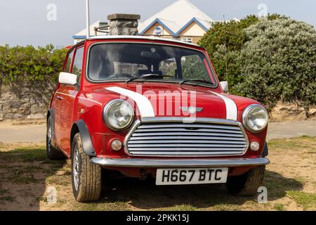 2023 avril - Classic Red Mini au Pageant de Motuing sur les pelouses à Weston super Mare, dans le nord du Somerset, Royaume-Uni. Banque D'Images