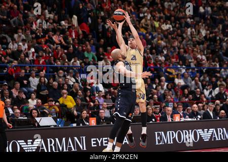 Milan, Italie. 07th avril 2023. Italie, Milan, avr 7 2023: Kyle Kurique (Barcelona forward) saute haut pour 3 points tourné en 4th trimestre pendant le match de basket-ball EA7 Emporio Armani Milan vs FC Barcelone, Euroligue 2022-2023 round33 (photo de Fabrizio Andrea Bertani/Pacific Press) crédit: Pacific Press Media production Corp./Alay Live News Banque D'Images